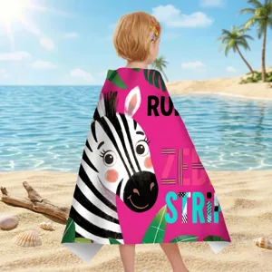 Detailansicht eines rosa Mikrofaser-Strandtuchs mit süßem Zebra-Cartoon und Textdruck