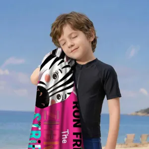 Detail eines weichen Mikrofaser-Strandtuchs mit niedlichem Zebra-Druck für Kinder im Freien