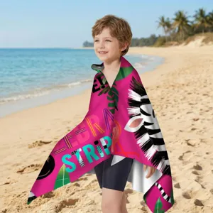 Kind mit rosa Mikrofaser-Strandtuch mit Zebramuster an einem sonnigen Strandurlaub