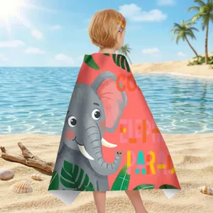 Rückansicht eines Kindes mit einem Mikrofaser-Strandtuch und Cartoon-Elefanten-Druckmotiv