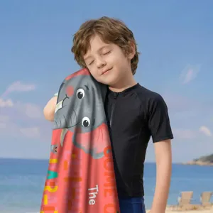 Kleiner Junge mit einem weichen Mikrofaser-Strandtuch mit niedlichem Elefanten-Cartoon-Print