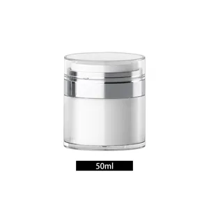 Vista dettagliata del barattolo cosmetico airless in acrilico da 50ml con custodia trasparente.