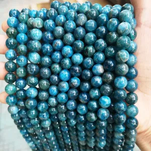 Primer plano macro de cuentas redondas de apatita azul natural para joyería artesanal