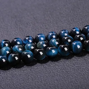 Dettaglio macro della chatoyance unica delle perline di pietra occhio di tigre blu 8mm