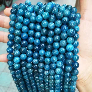 Vista detallada de cuentas redondas de apatita azul natural para la creación de joyas DIY