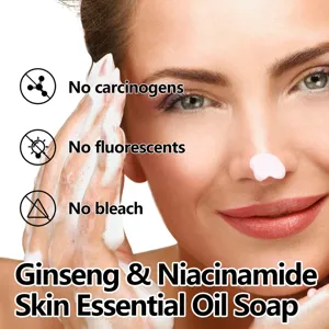 Gros plan de la mousse de savon visage au ginseng et niacinamide pour une peau propre.