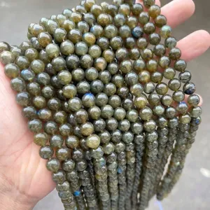 Detailansicht natürlicher Labradorit-Rundperlen mit charakteristischem blauem Schimmer