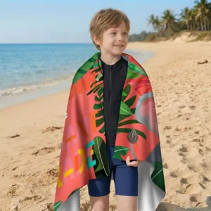 Weiches Mikrofaser-Strandtuch mit Tropen-Print, eingewickelt um ein Kind am Strand.