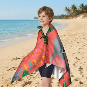 Kind trägt ein weiches Mikrofaser-Strandtuch mit süßem Elefantenprint am Strand
