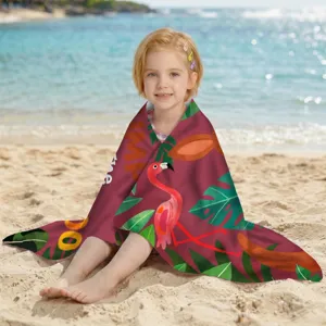 Kind eingehüllt in ein schnelltrocknendes Mikrofaser-Strandtuch mit Flamingo-Motiv