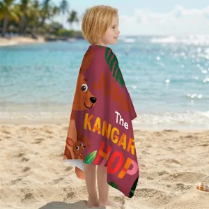 Kind in einem Mikrofaser-Strandtuch mit Känguru-Print an einem sonnigen Strand