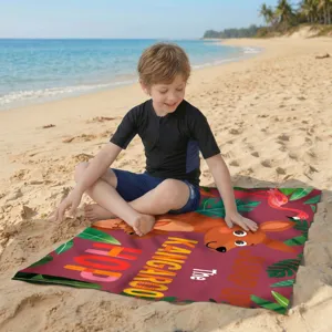 Mikrofaser-Strandtuch mit Känguru-Print, benutzt von einem Kind am sonnigen Strand.