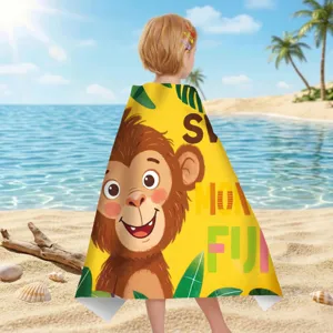 Detail eines Mikrofaser-Strandhandtuchs für Kinder mit Affenprint auf sonnigem Strandhintergrund