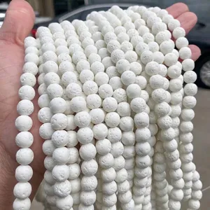 Detaillierte Nahaufnahme von weißen Lavastein-Rundperlen mit poröser Textur für DIY-Schmuck