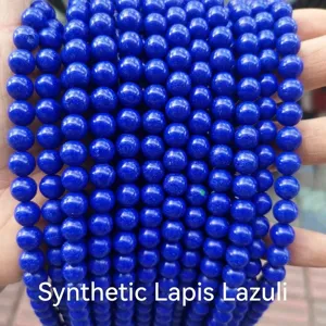 Detailaufnahme von blauen synthetischen Lapislazuli Rundperlen für DIY Schmuckprojekte