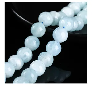Primo piano di perle tonde di acquamarina naturale per la creazione di gioielli DIY.