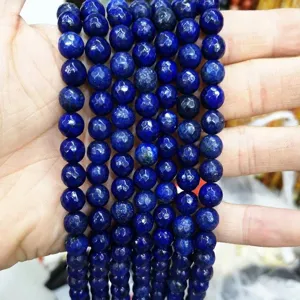 Detailansicht von facettierten tiefblauen Lapislazuli-Perlen für DIY-Schmuck