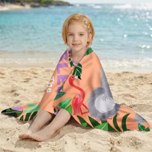 Weiches Mikrofaser-Strandtuch mit Flamingo-Design, gewickelt um ein Kind am Strand