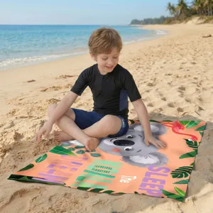Detailansicht des Mikrofaser-Strandtuchs mit Koala-Druck an einem sonnigen Strand