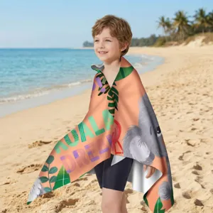 Junge mit schnelltrocknendem Mikrofaser-Strandtuch mit Koala-Motiv an einem Strand