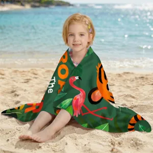 Detailansicht eines grünen Mikrofaser-Strandtuchs mit Tiger- und Flamingo-Motiven