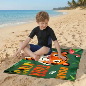 Mikrofaser-Strandtuch mit Cartoon-Tiger- und Flamingo-Design an einem sonnigen Strand