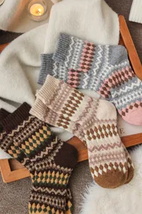 Calze invernali in lana accoglienti con classico motivo a losanghe dettaglio stile retro.