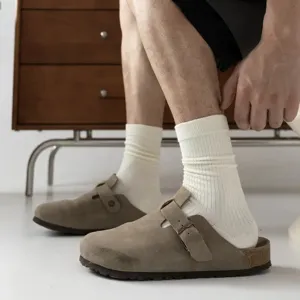 Primo piano dettagliato di calzini bianchi a costine in cotone indossati con scarpe.