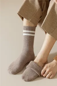 Detailansicht dicker thermischer Frottee-Wintersocken für Herren mit gerippter Struktur.