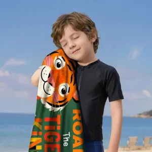 Weiches Mikrofaser-Strandtuch mit niedlichem Tiger-Aufdruck, gehalten von einem Kind