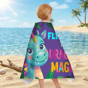 Rückansicht eines Kindes mit Drachen-Strandtuch aus Mikrofaser an einem sonnigen Strand
