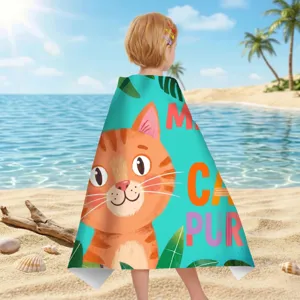 Rückansicht eines Kindes am Strand mit einem Mikrofaserhandtuch mit Katzenmotiv