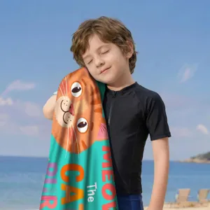 Weiches Mikrofaser-Strandtuch mit süßem Katzenmotiv, das ein Kind am Strand festhält