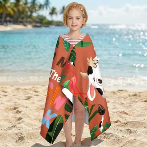 Ein kleines Mädchen am sonnigen Strand mit einem bunten Mikrofaser-Badetuch umhüllt