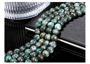 Primer plano de cuentas redondas de piedra natural de pirita verde para joyería DIY