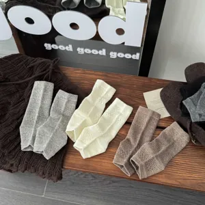 Detailansicht gestrickter Steigbügel-Beinlinge im Maillard-Stil, weicher und atmungsaktiver Stoff.