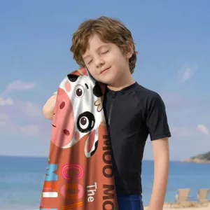 Detailaufnahme eines weichen, saugfähigen Mikrofaser-Strandtuchs mit süßem Kuhmotiv