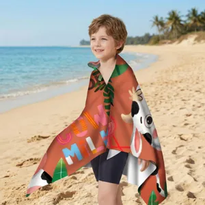 Kind in Mikrofaser-Strandtuch mit Kuh-Print an einem sonnigen Strand Detailansicht