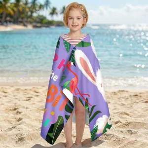 Mikrofaser-Strandtuch mit Flamingo-Print, getragen von einem Kind am Strand