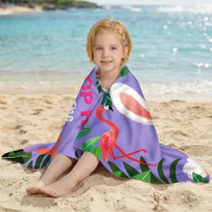 Detailansicht lila Mikrofaser-Strandtuch mit Flamingo-Muster am Strand für Kinder