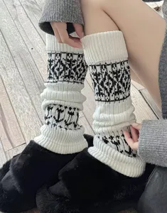 Scaldamuscoli invernali in maglia fantasia nordica accessorio stivali caldi calzini dettaglio