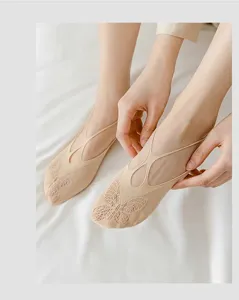 Nahaufnahme transparenter Damen Sommersocken mit Kreuzriemen und Schmetterling Strickspitze.
