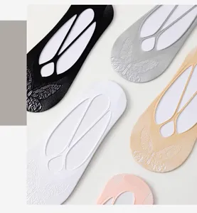 Nahaufnahme von Damen Sommer flachen unsichtbaren Socken mit Riemen und Schmetterling mesh.
