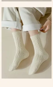 Detailansicht gemütlicher Zopfmuster-Wollsocken in Cremeweiß, weiche Textur für den Winter.
