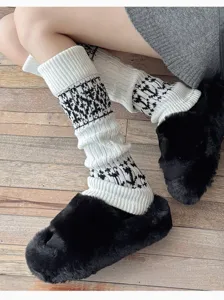 Scaldamuscoli invernali in maglia con fantasia geometrica nera e bianca, caldi e comodi.