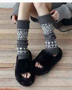 Gambe riscaldate in maglia invernale motivo accogliente calzini grigi lunghi ed eleganti