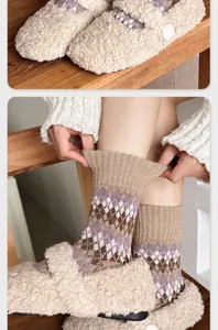 Calze medie in maglia argyle di lana abbinate a morbide pantofole in peluche caldo.