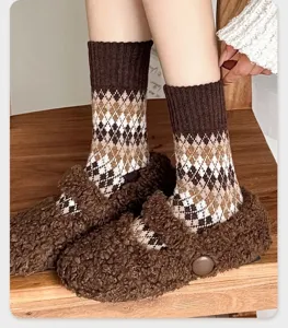 Calzini medi in lana argyle rétro da donna con scarpe in peluche accoglienti per l'inverno.