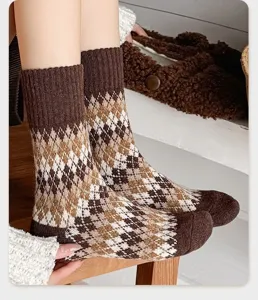 Primo piano calzini in lana lavorati a maglia marrone stile retro, morbidi e caldi.