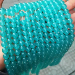 Nahaufnahme von natürlichen blaugrünen Amazonit-Rundperlen für DIY-Schmuck